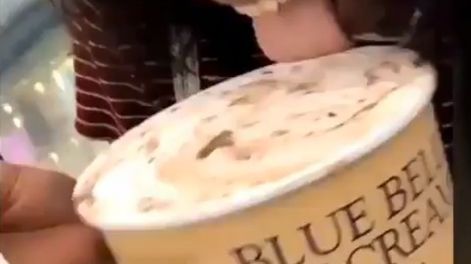 Chiste repugnante: le pasó la lengua a un helado y lo devolvió