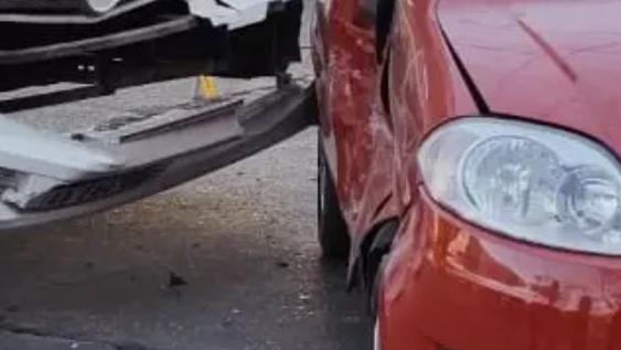 Esquina sin semáforo: choque entre colectivo y auto deja 8 pasajeros hospitalizados