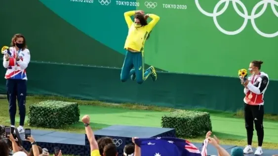 [FOTOS] Una australiana ganó el oro en canotaje luego de arreglar su kayak con un preservativo