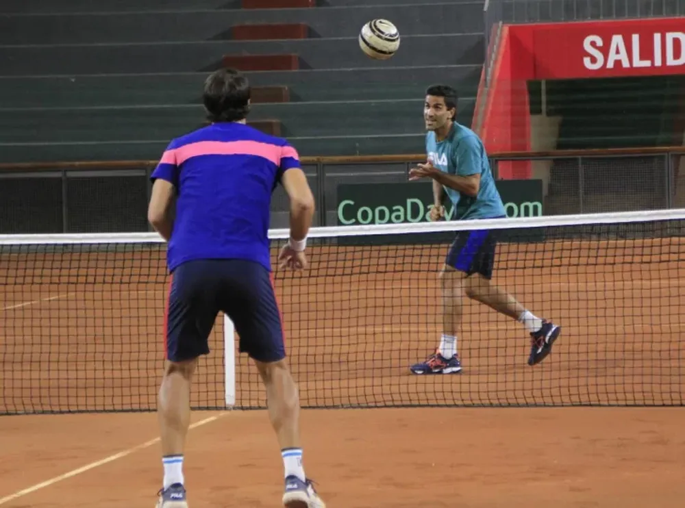 Un partido de fútbol tenis unió a argentinos y chilenos en el Cantoni