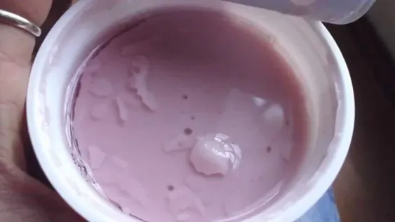Por qué no hay que tirar a la basura el líquido que se hace arriba del yogur