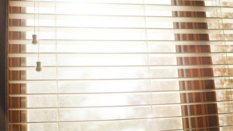 Embellece tu hogar con persianas de madera elegantes y naturales