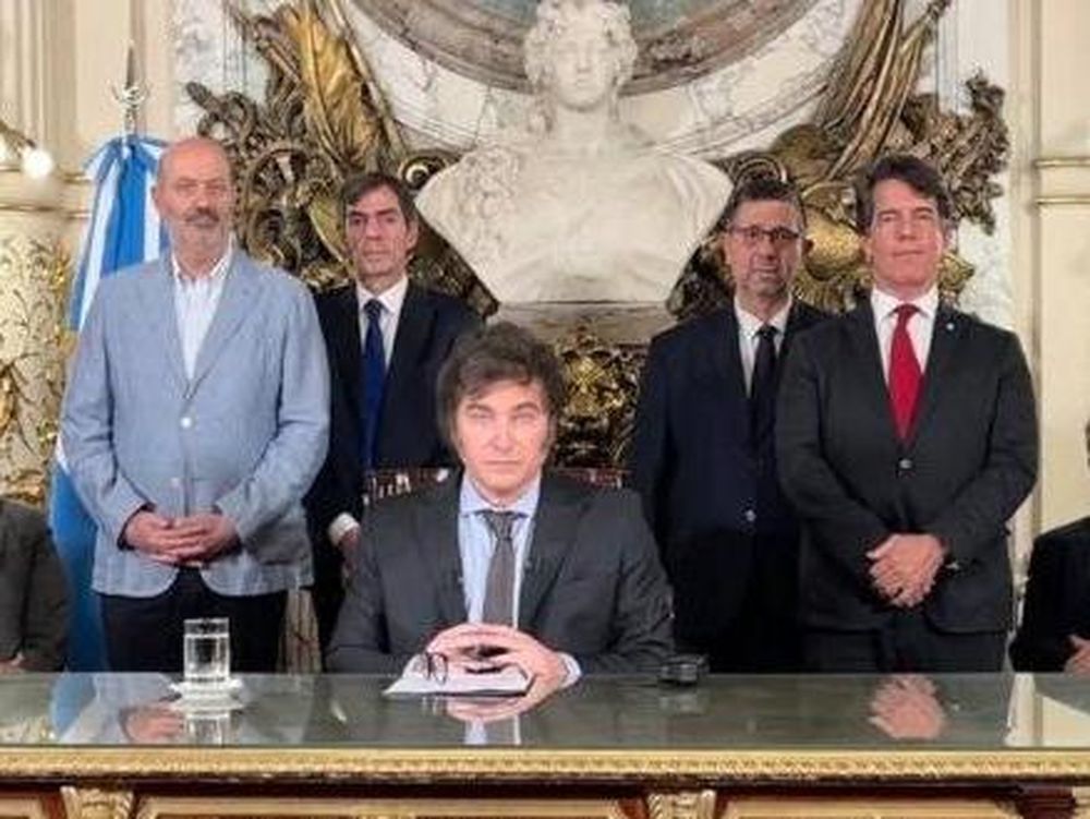 La Justicia admitió tratar un amparo contra el DNU de Javier Milei