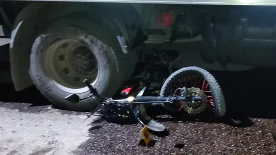 Repartía comida en moto, protagonizó un choque con un vecino en camión y fue su fin