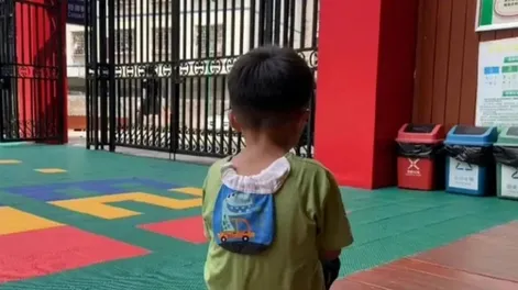 Abandonó a su hijo de 5 años en la guardería al descubrir que no era su padre biológico