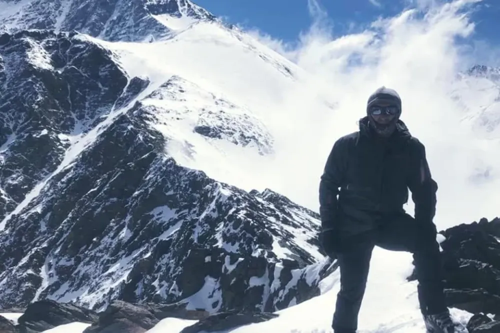 Un hombre de 25 años chocó en moto contra un eucalipto y murió
