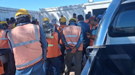 Asamblea de los obreros, repreesentados por la UOCRA, y las empresas.