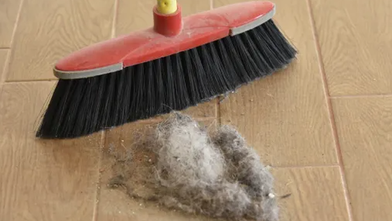 El truco viral para limpiar sin que las pelusas se peguen a la escoba