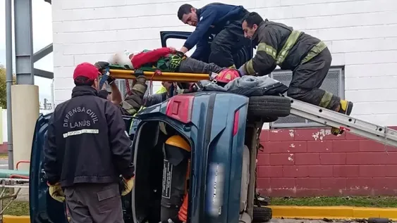 Rendía el examen para sacar la licencia, volcó y debió ser rescatada por los bomberos