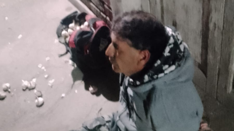 El detenido cuando intentaba robar una batería.
