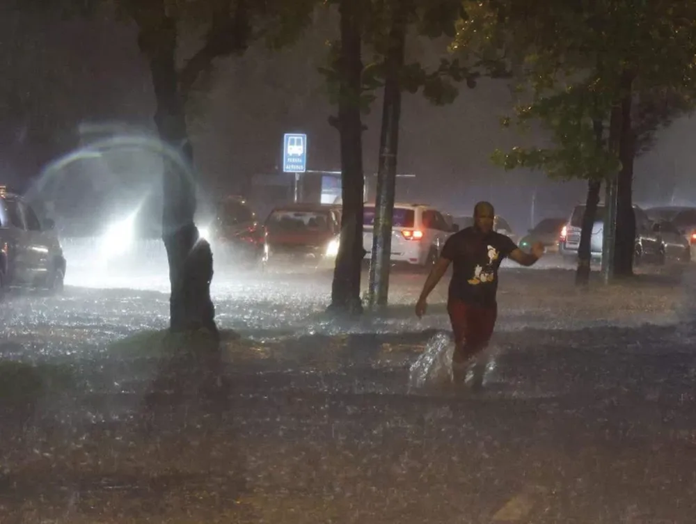 [VIDEOS] Nueve muertos al colapsar un muro tras las fuertes lluvias en Santo Domingo