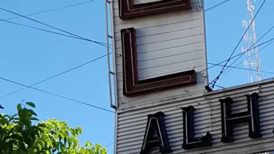 Se desplomó sobre la calle el enorme cartel colgante de un conocido hotel céntrico