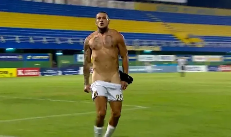 Polémica por el festejo del argentino Raúl Bobadilla