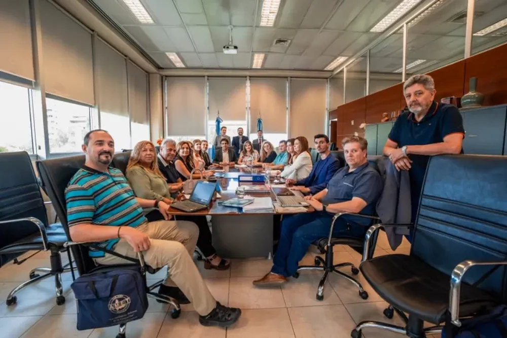 Representantes gremiales y del gobierno. (Foto archivo)
