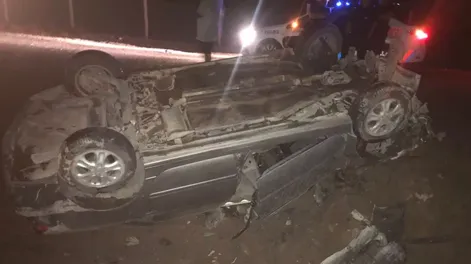Durante la intensa lluvia, mordió banquina, perdió el control del auto y volcó con su familia