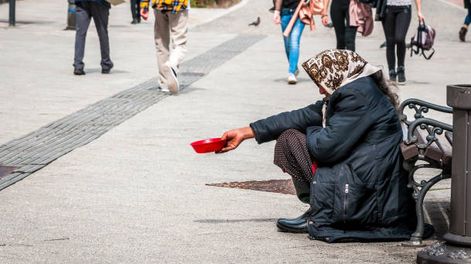 ...ALGO LE FALTA A LA CALLE. Una vez más, las hojas caen para siempre. Los tañidos del campanario de la catedral se vuelan para siempre. Los rastros de la gente menesterosa se evaporan para siempre....