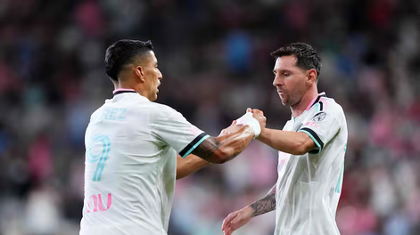 Suárez le cede a Messi la cinta de capitán tras ingresar a los 7 minutos del segundo tiempo.