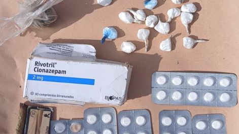 Detuvieron a dos jovenes con pastillas, cocaína y marihuana en una plaza de Rawson