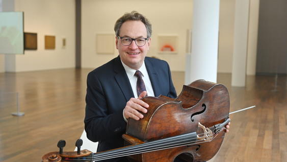Junto a la Sinfónica de la UNSJ, Alexander Hülshoff ejecutará el atractivo y particular Concierto para violonchelo y orquesta de viento, de Friedrich Gulda.