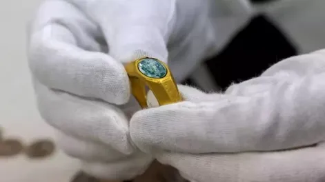 Hallaron un anillo cristiano de oro que permaneció bajo el agua durante 1.700 años