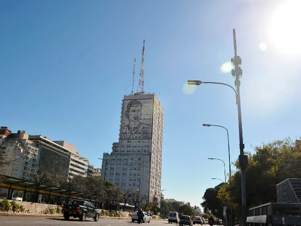 El Gobierno analiza vender edificios del Estado en desuso: autos, viáticos y viajes, otro nicho que busca recortar