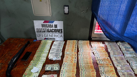 En el allanamiento, la Policía encontró dinero, drogas y armas.