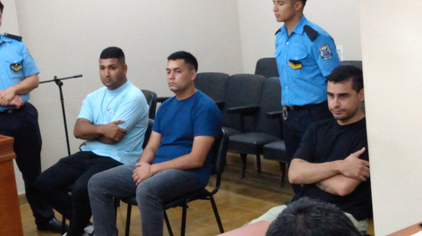 De izquierda a derecha: los policías Aballay y Paredes, más alejado, el cabo Díaz. Todos eran compañeros en la Motorizada N°2.