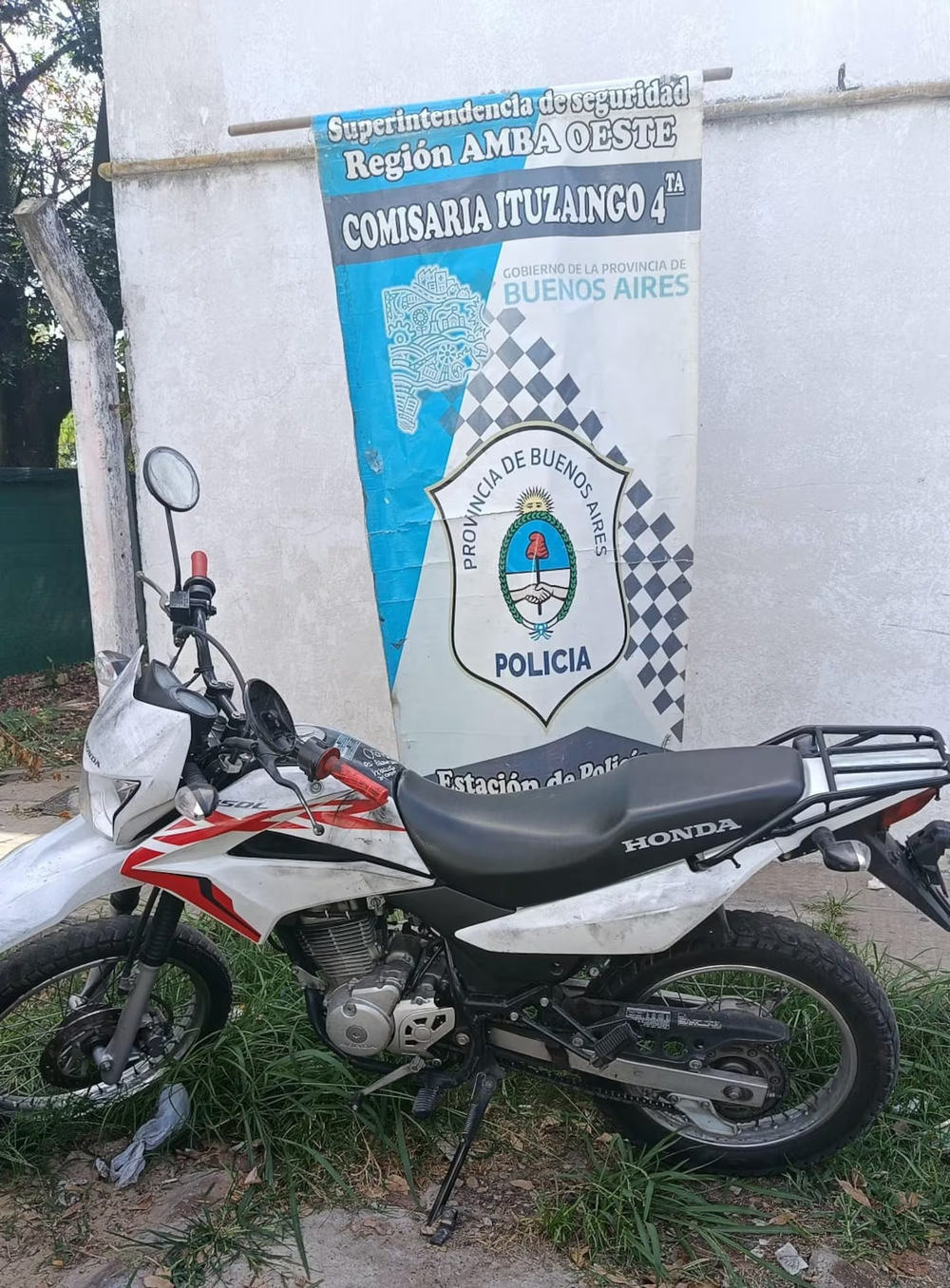 La moto que manejaba el polic&iacute;a cuando les dispar&oacute;. (Foto: Polic&iacute;a de Buenos Aires)