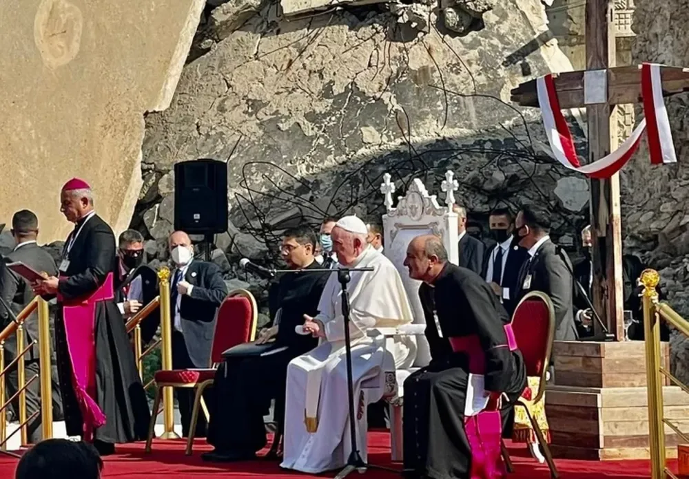 En su último día de visita en Irak, Francisco rezó por la devastada ciudad de Mosul