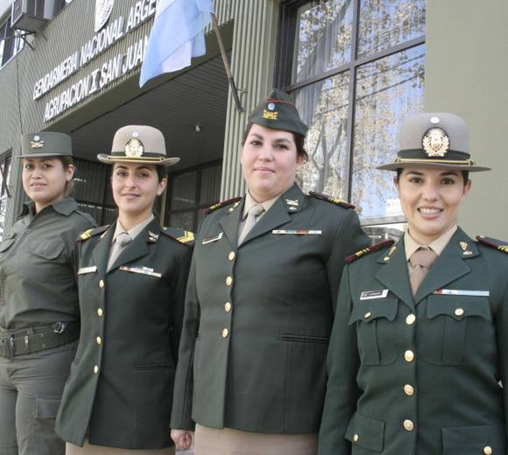 Las mujeres uniformadas que  aprendieron a tolerar el desarraigo