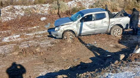 Tres médicos volcaron en Jáchal: el conductor perdió el control del vehículo por la ruta escarchada