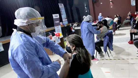 Los mayores de 18 años pueden presentarse sin turno previo para recibir la primer dosis