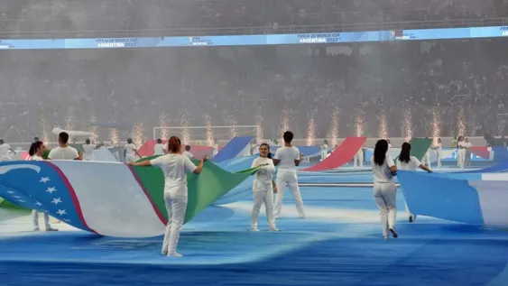 Comienzo de tango, folclore y banderas