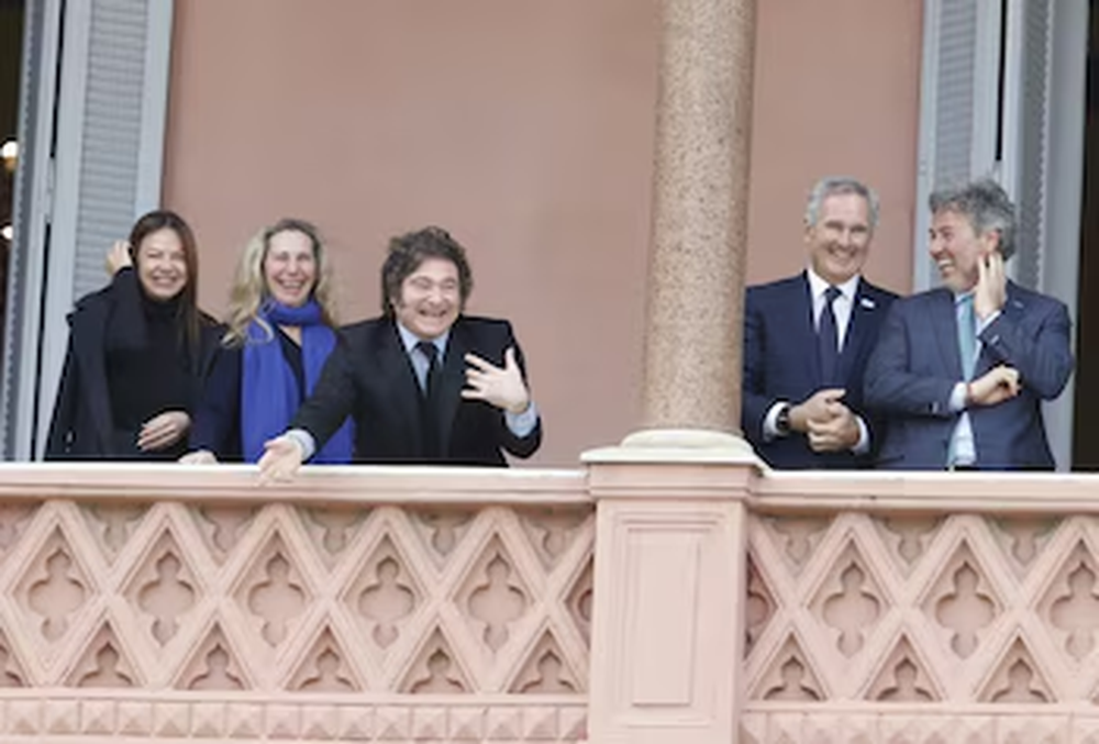 El Presidente se sumó entre risas al gesto viral frente a estudiantes que se encontraban en Plaza de Mayo.