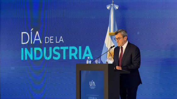 La UIA alertó por la caída del empleo y la producción industrial durante el acto por el Día de la Industria.