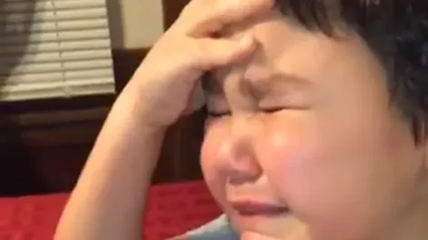 Un niño conmueve al mundo por su emoción al salir de su última quimioterapia
