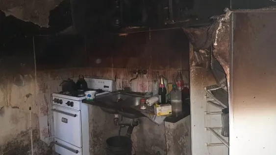 Un incendio en una casa destruyó casi todas las pertenencias de un anciano