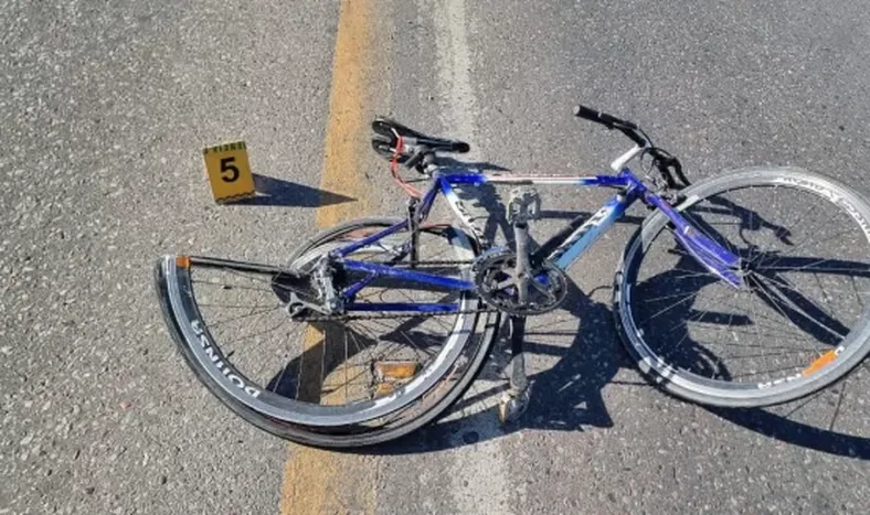 Muerte del ciclista en Albardón: El conductor del auto se durmió y se cruzó de carril