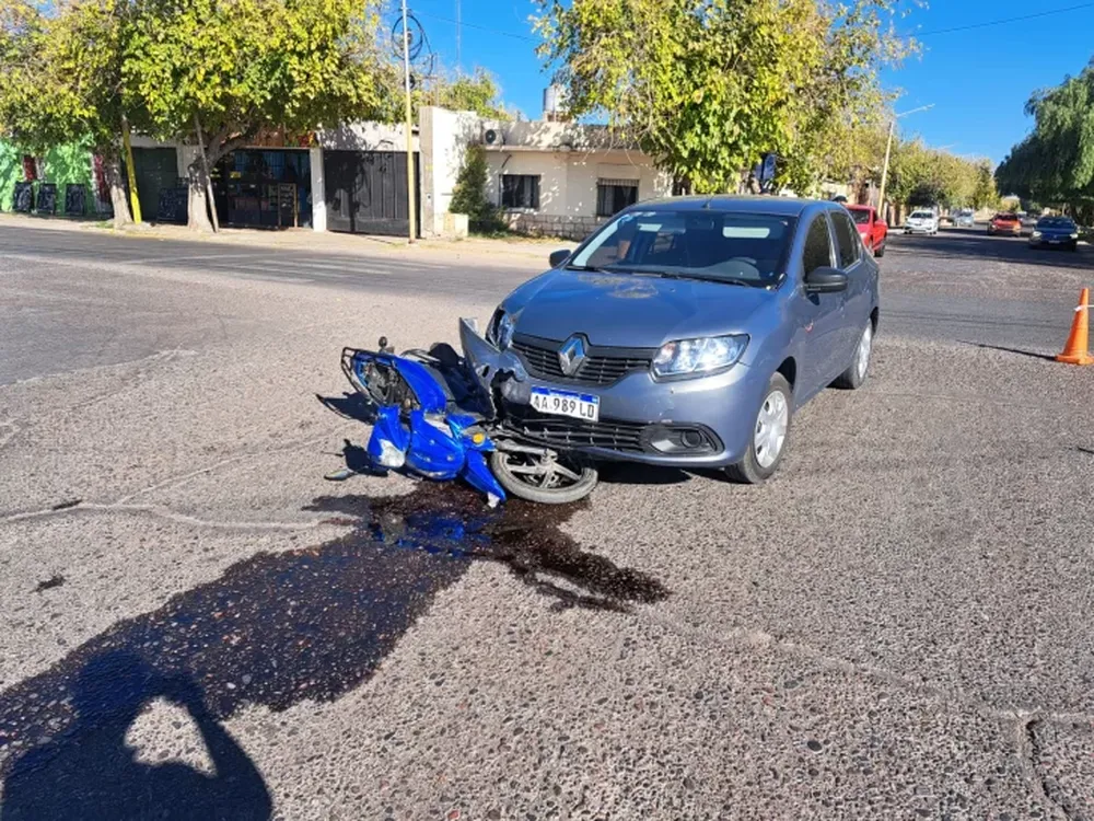 Turistas cordobeses chocaron contra una motociclista en un cruce peligroso