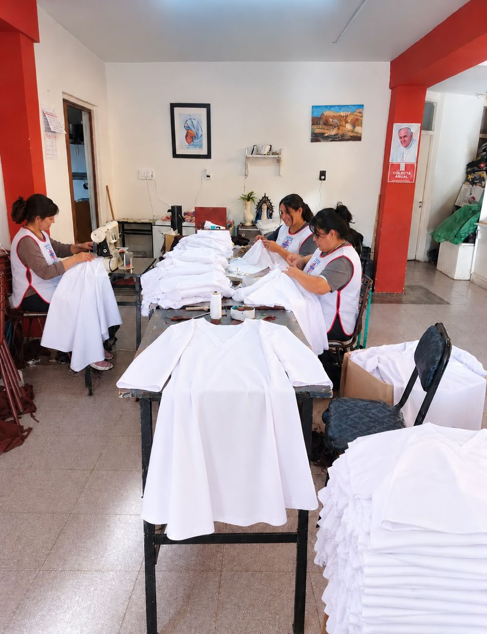 Cáritas Cristo Rey ofrece el alquiler solidario de túnicas para la Primera Comunión.
