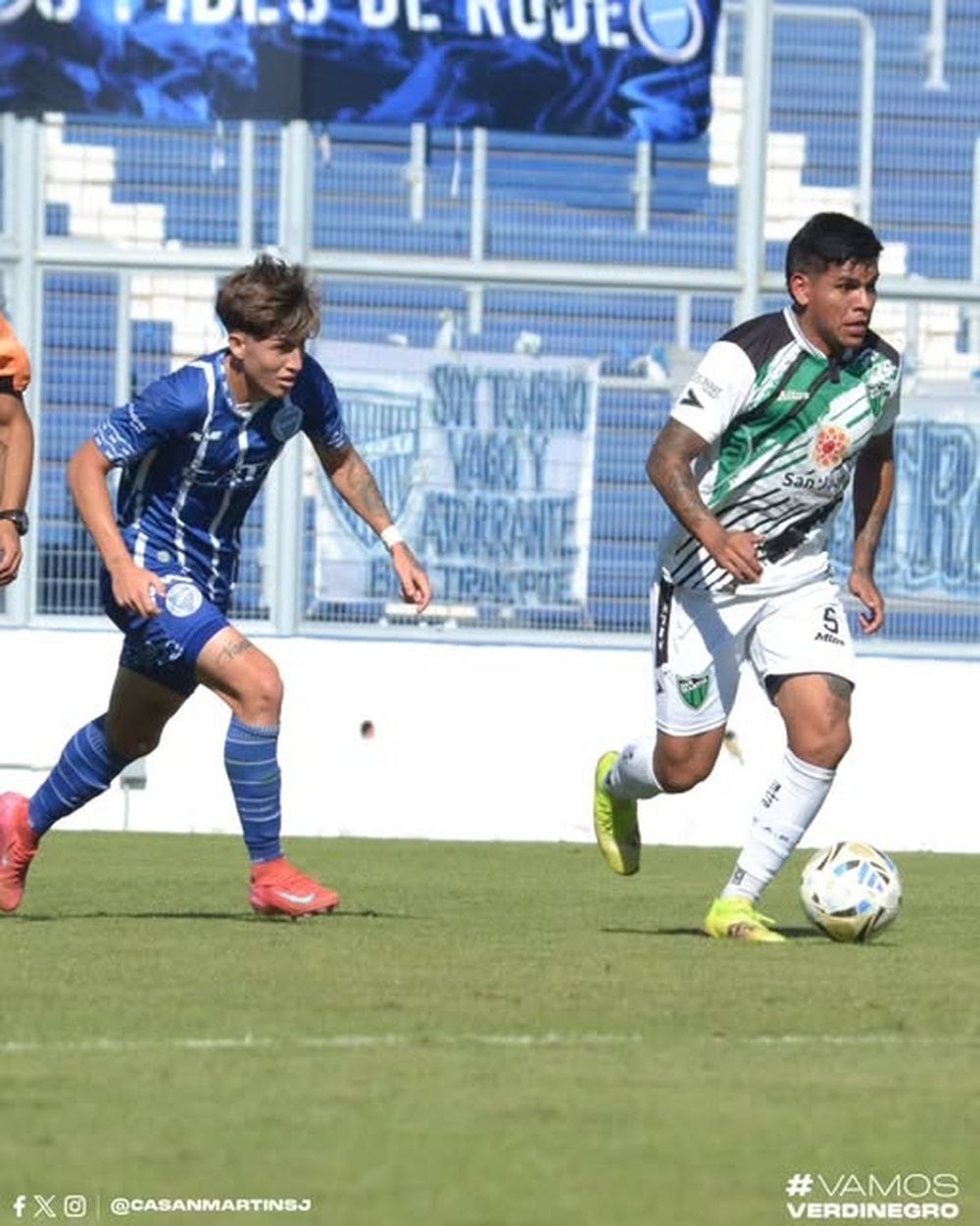 Salida. Maxi Galván juega ante la marca de Alberti. San Martín perdió en Mendoza en el Torneo Proyección.