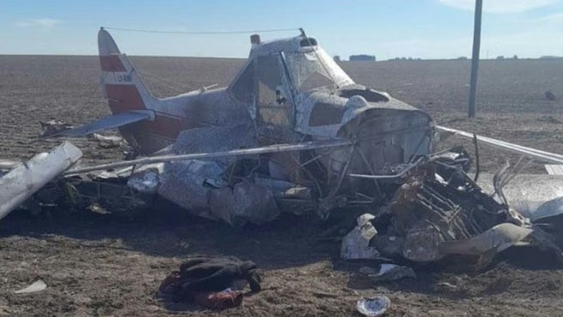 una avioneta que se estrello mientras fumigaba un campo