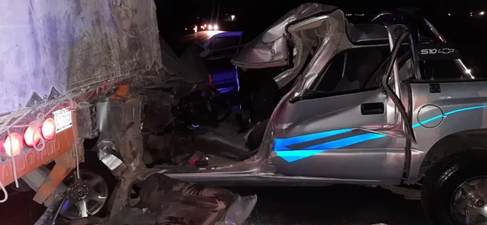 Al borde de lo peor luego de estrellarse contra un acoplado