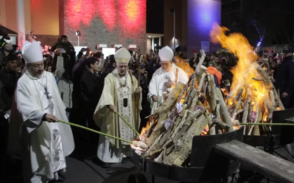 Celebración. Monseñor Jorge Lozano encendió la fogata en honor a San Juan Bautista junto a los obispos auxiliares.