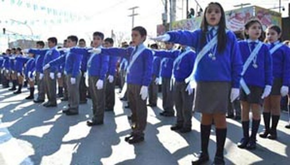 Casi 2 mil alumnos realizaron la Promesa de Lealtad a la Bandera y luego un populoso desfile