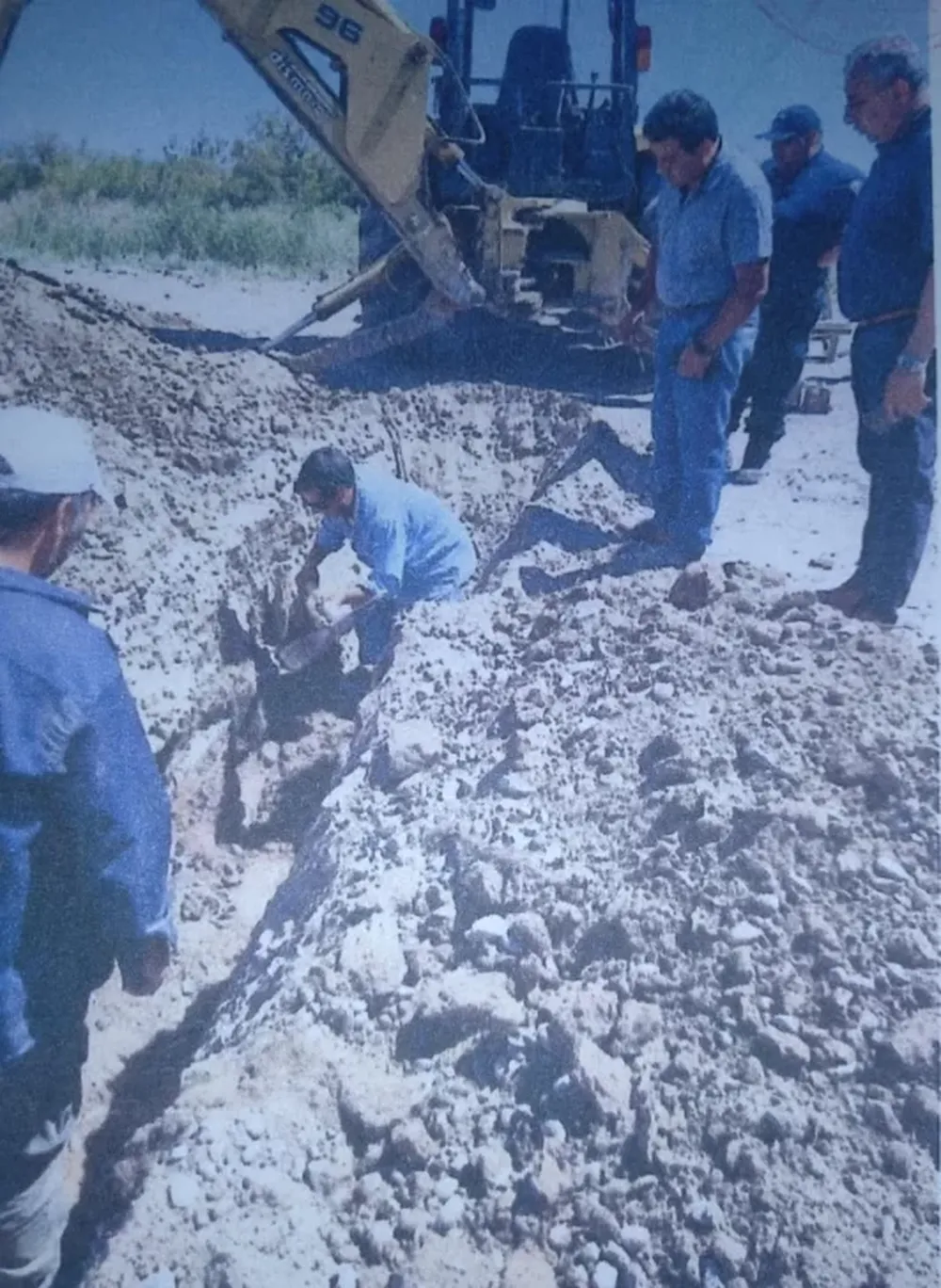 El zanjeo se hizo con una máquina y empleados del municipio. También los caños usados para la conexión de agua eran de la comuna.