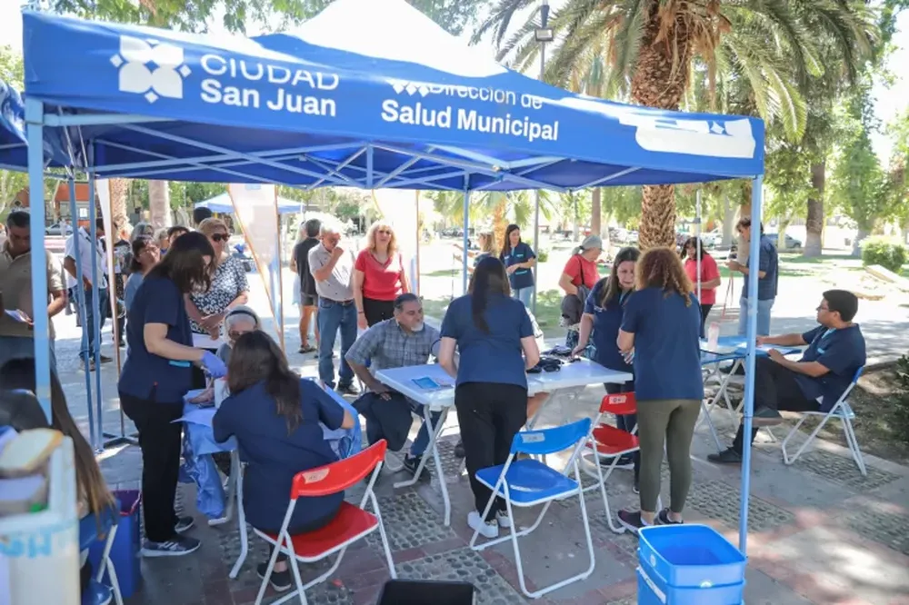 Campamento Sanitario en Plaza Di Stéfano: atención gratuita para vecinos
