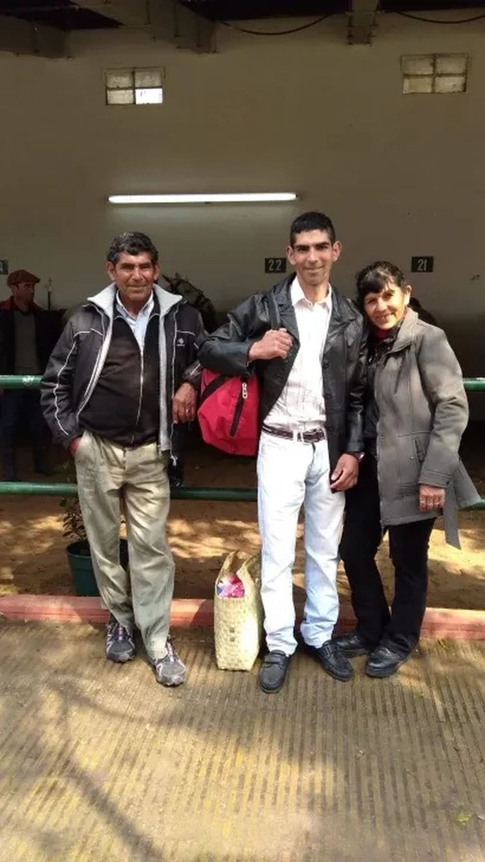 Siempre acompa&ntilde;ando. Omar junto a sus padres en Rosario.