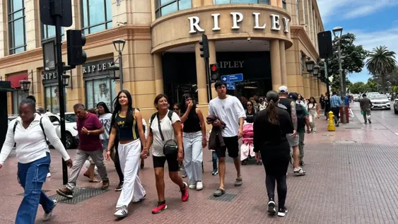 Los turistas sanjuaninos visitan las tiendas más reconocidas en La Serena.