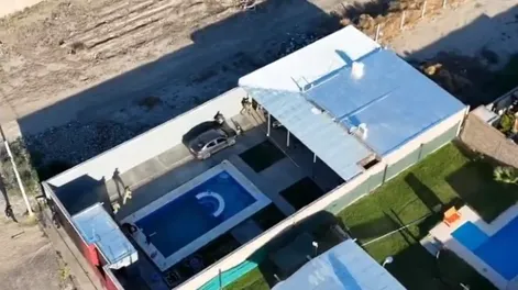 Una de las propiedades allanadas: (Imagen captura Policía)